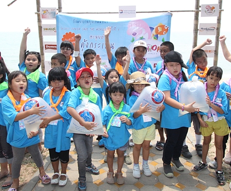 Bangkok Hospital Pattaya held a Junior Save the World Year 3 ‘Wading Aoh Khung Kraben’, inviting over 30 Junior Chivawattana family members to join the program. The fun at Aoh Khung Kraben in Chantaburi province included releasing shrimps into the sea, studying the mangrove forest and educating the children on the importance of the maintenance of nature and environment.